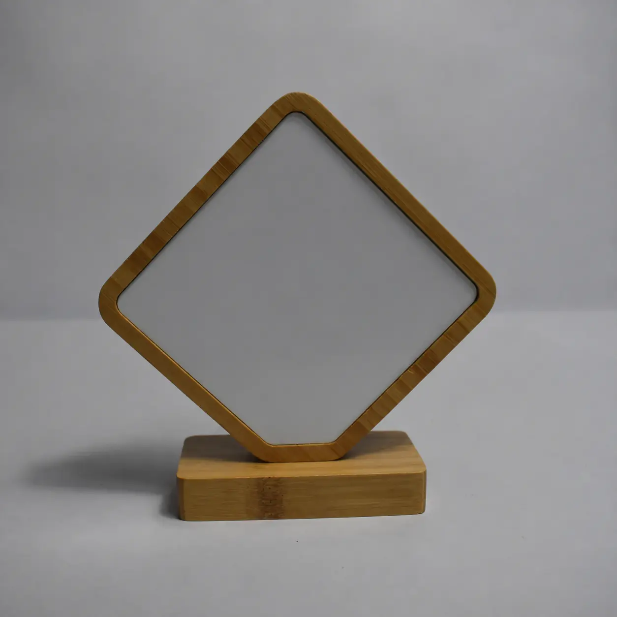 Connect Mini Stand real de bambú con NFC y código QR